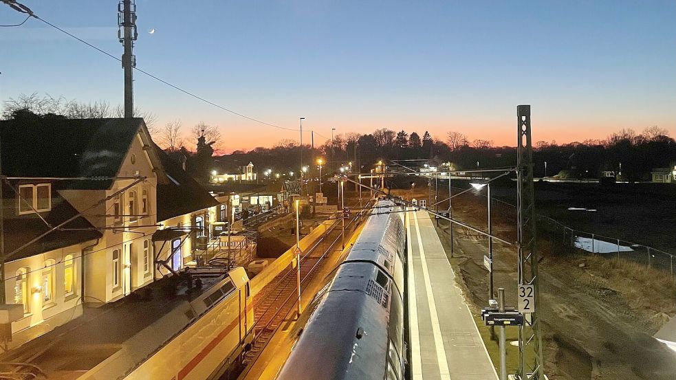 Viele Menschen müssen in den kommenden Wochen auf dem Weg zum Bahnhof in Augustfehn mit Behinderungen rechnen. Foto: Dirk Hellmers