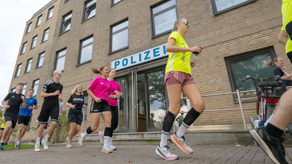 Joggen mit der Polizei: Dem Aufruf folgten einige am Mittwoch, um sich über den Beruf zu informieren. Foto: Klaus Ortgies