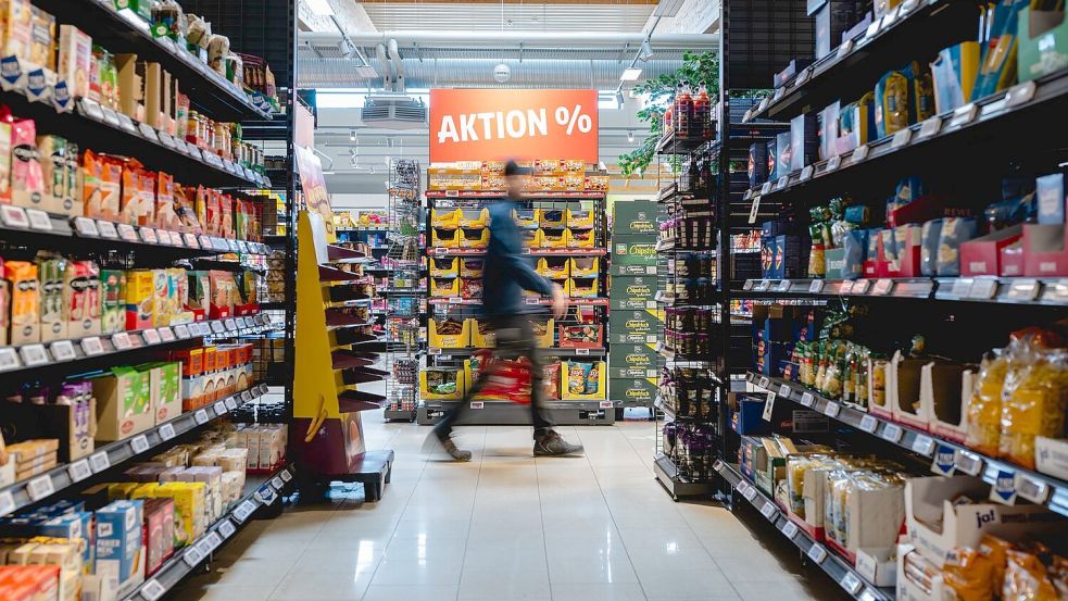 Preissteigerungen werden an der Supermarktkasse besonders deutlich. (Symbolbild) Foto: Jacob Schröter/dpa