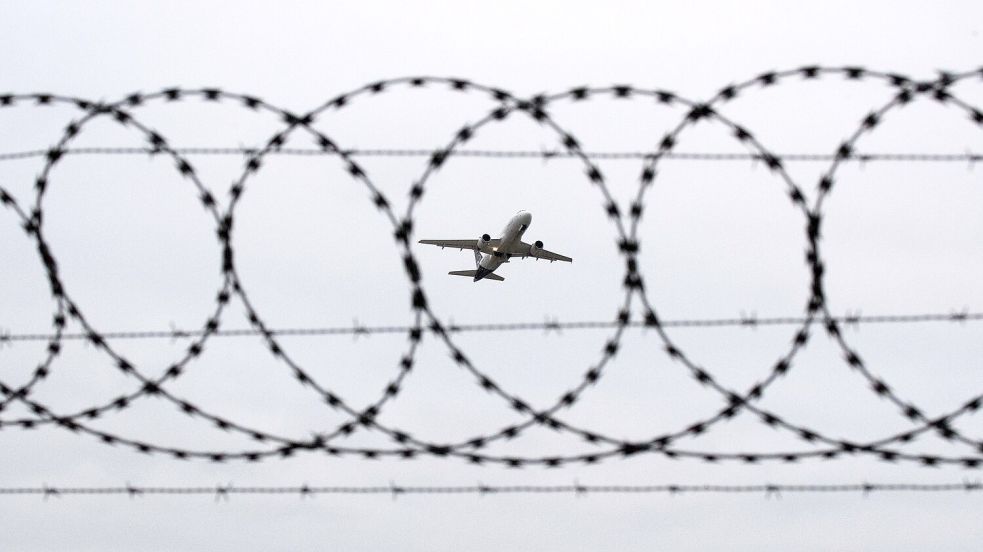 Künftig dürfen EU-Staaten abgelehnte Asylbewerber auch in Zentren außerhalb der EU bringen. (Symbolbild)  Foto: Julian Stratenschulte/dpa