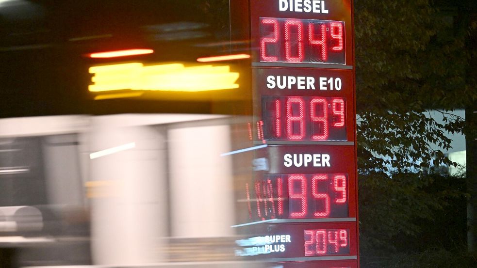Die Spritpreise sind deutlich gefallen - teils weit unter 2 Euro. Foto: Robert Michael/dpa