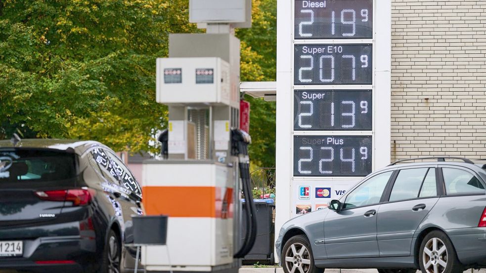 Nicht überall fiel der Preis für Super E10 unter zwei Euro.  Foto: Sina Schuldt/dpa