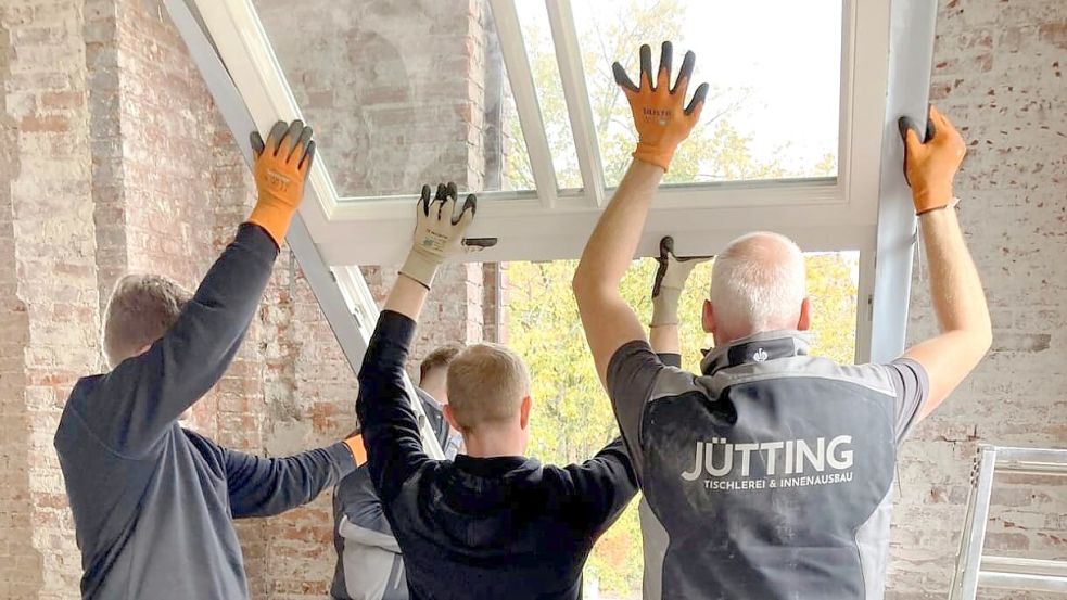 Der Fortbestand der Firma Jütting ist gesichert. Das Foto zeigt einige Mitarbeiter beim Einbau eines Fensterelements. Foto: privat