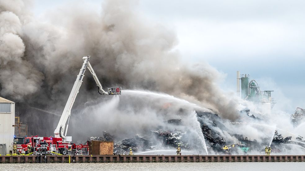 Diese Aufnahme vom Großbrand in Leer Anfang September hat es in den Monatsrückblick unseres Fotografen geschafft. Welche Bilder er noch ausgewählt hat und warum, das verrät er in diesem Beitrag. Foto: Klaus Ortgies