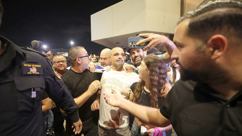 Ankunft am Ben-Gurion-Flughafen: Yaniv Hayun gehört zu den Passagieren, die den Angreifer in dem FlyDubai-Flugzeug überwältigt haben. Foto: Jamal Awad/dpa