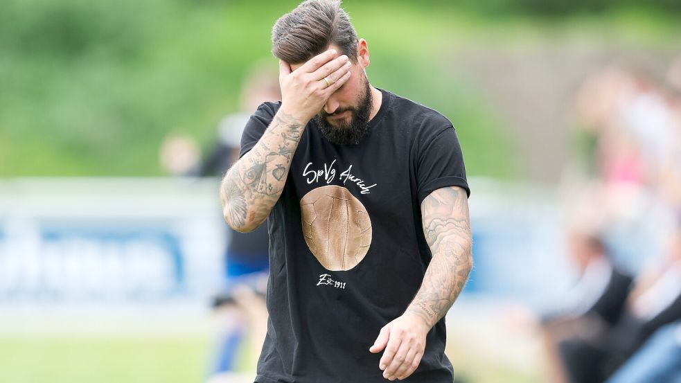 Als hätte Trainer Daniel Franziskus nicht schon genügend sportliche Probleme. Das Männer-Team ist Schlusslicht der Bezirksliga. Foto: Jens Doden/ Emden