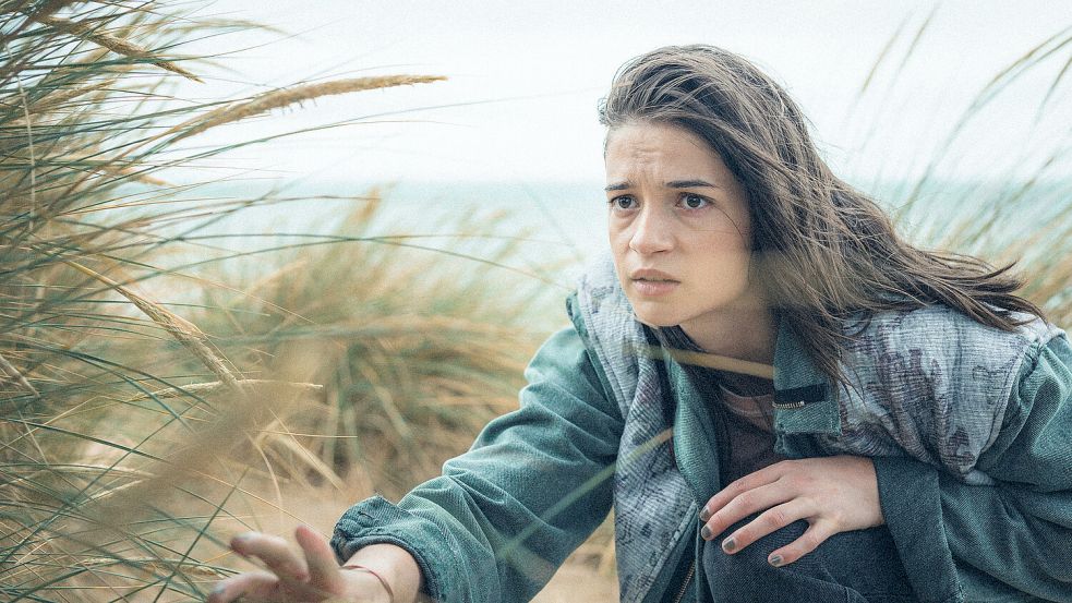Um das Geheimnis ihrer Herkunft zu lüften, reist Soma (Lisa-Marie Koroll) auf eine Nordseeinsel. Kaum angekommen, häufen sich unerklärliche Ereignisse. Foto: ZDF/Sofie Gheysens