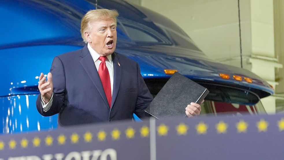 Vor Mitarbeitern eines Lastwagen-Herstellers preist Trump die eigene Arbeit, sagt aber auch, dass man sie vielleicht nicht gut verkaufe.  Foto: Alex Brandon/AP/dpa