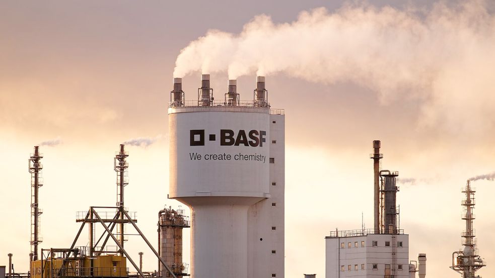 In der Chemiebranche mit dem Branchenführer BASF verbessert sich das Geschäftsklima (Archivbild) Foto: Uwe Anspach/dpa