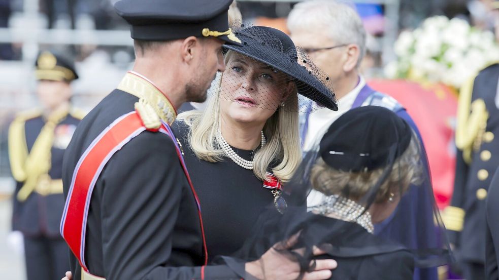 Die norwegische Königin Mette-Marit (Mitte) kann ihren Mann Königin Haakon VIII. (links) nicht zur Eröffnung des Parlaments begleiten. Hier sind die beiden am Tag der Trauerfeier für den Ende August gestorbenen König Harald V. zu sehen. (Archivbild) Foto: Paul S. Amundsen/Pool NTB/AP/dpa