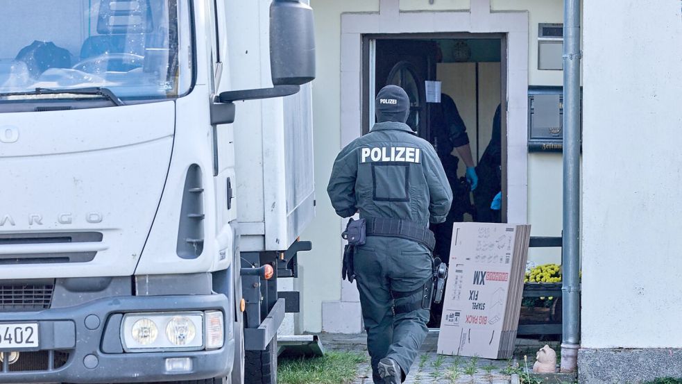 Im Rahmen von Ermittlungen zur mutmaßlichen Verbreitung von Nazi-Musik durchsuchen zahlreiche Polizisten Objekte. Foto: Jens Büttner/dpa