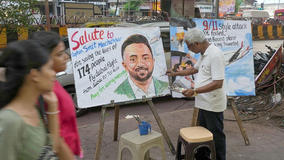 Ein Lehrer in Mumbai malt ein Porträt zu Ehren des indischen Piloten Smit Machchhar, der bei der Gewalttat verletzt wurde. Foto: Rafiq Maqbool/AP/dpa