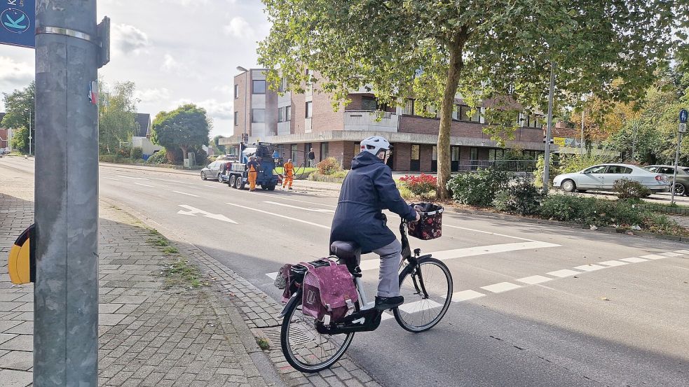 Die Arbeiten an der Ortsdurchfahrt von Weener stehen kurz vor dem Abschluss. Die Fahrbahnmarkierung wurde bereits aufgetragen. Im Anschluss wird die Landesstraße 15 in Jemgum saniert. Foto: Tatjana Gettkowski