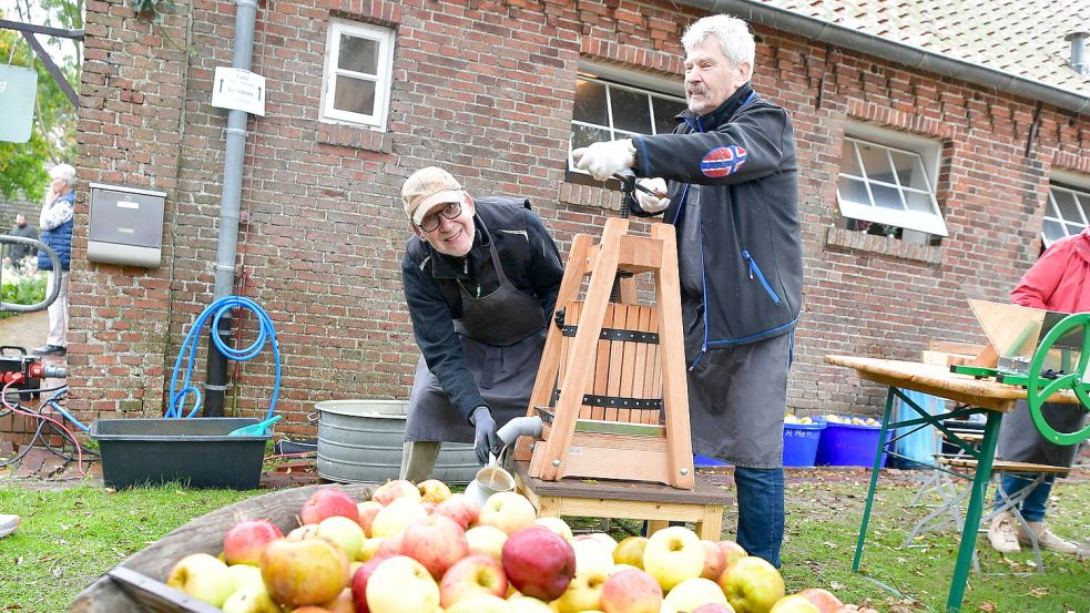 Das Landwirtschaftsmuseum Campen feiert wieder Apfelfest. Im Mittelpunkt steht das gemeinsame Apfelpressen. Fotos: Heinz Wagenaar/Archiv