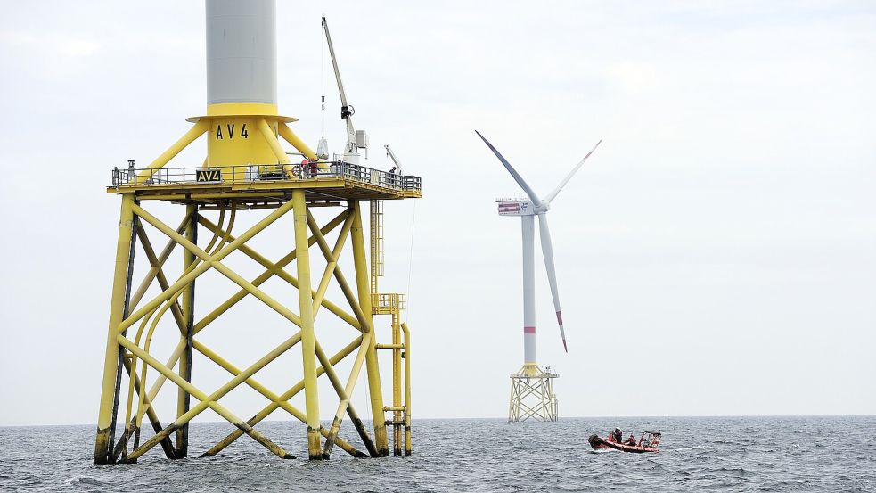 Eine Servicecrew setzt vom Wartungsschiff Windforce I zum Park Alpha ventus über. Die Abrisspläne für Deutschlands ersten Offshore-Windpark sind vom Tisch. Der neue Eigner will den Park weiterbetreiben. Foto: DOTI 2010 / alpha ventus