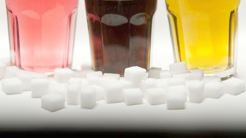 Zuckerhaltige Getränke sind besonders bei jungen Menschen beliebt. (Symbolbild) Foto: Monika Skolimowska/dpa
