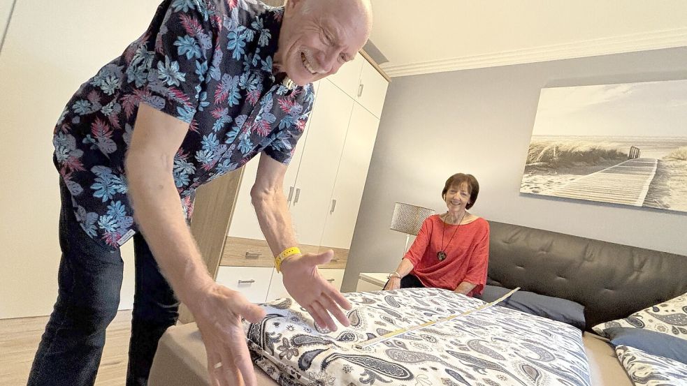 Das Bett mit dem gewissen Extra an Platz: Reguläre Betten sind zwei Meter lang. Helga und Peter Bruns haben sich für ihre Ferienwohnung jedoch für zusätzliche 20 Zentimeter entschieden. Foto: Susanne Ullrich
