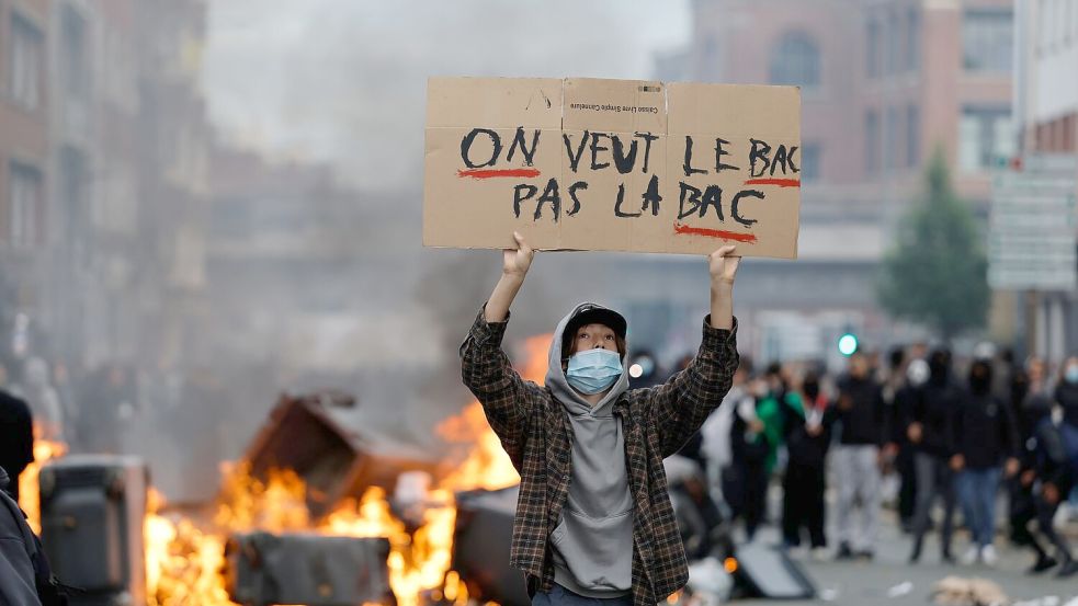 Der Einsatz der Polizei bei den Protesten macht einige wütend. (Archivbild) Foto: Jean-Francois Badias/AP/dpa