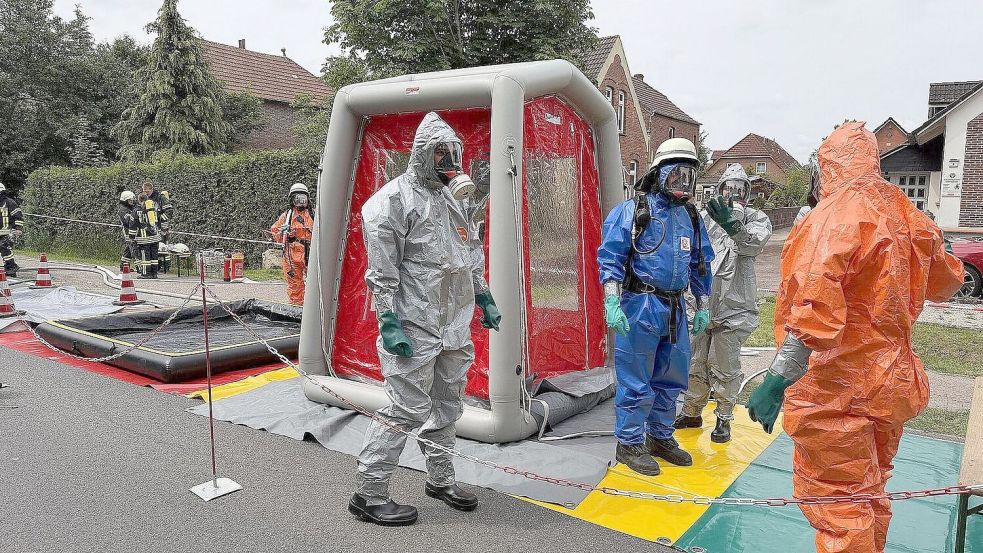 Spezialisten vom Gefahrgutzug der Feuerwehr Sandhorst kümmerten sich um die Beseitigung der Säure, die in einem Wohnhaus in Hage verschüttet wurde. Foto: Feuerwehr Norden