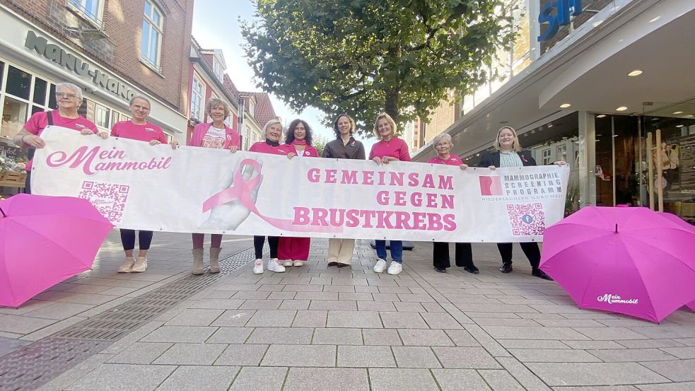 Sabine Nowak (Küstenpinkies, von links), Anja Lämmel (Küstenpinkies), Alke Lüers (Mammo Bis 75), Kornelia Jürgens (Küstenpinkies), Birgitt Kampen-Neumann (Mammographie Screening Niedersachsen Nordwest), Heida Haltermann (Firma Silomon), Angelika Niechoy (Küstenpinkies), Karin Dolleck-Krey (Küstenpinkies), Laura Vorwerk (Erste Stadträtin der Stadt Aurich und Schirmherrin Pinktober) werben für den Pinktober. Foto: Stadt Aurich