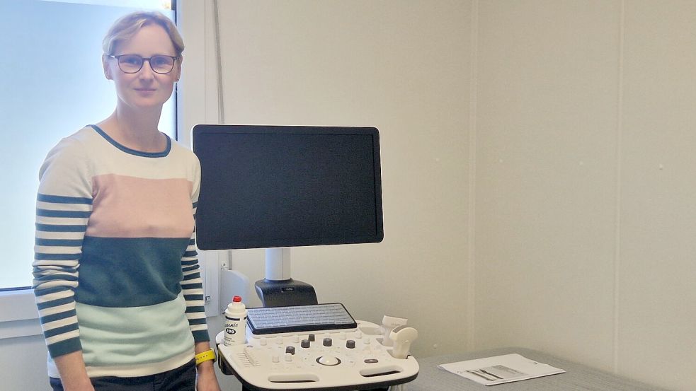 Dr. Stefanie Manske verfügt in ihrer Container-Praxis über alle Diagnosegeräte, die man für die hausärztliche Versorgung benötigt. Foto: Tatjana Gettkowski