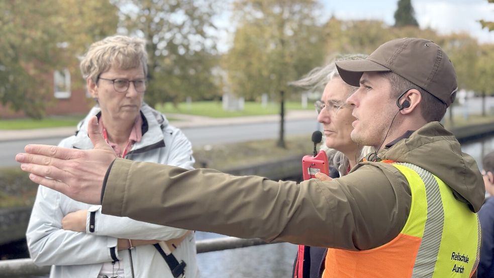 Michael Brandt, Schulleiter der Reilschule, zeigt Andrea Fromberg vom Planungsbüro VIA (Mitte) und Brigitte Weber von der Stadtverwaltung Aurich (links), warum die Kreuzung am Auricher Hafen für seine Schüler gefährlich sein kann. Foto: Eva van Loh