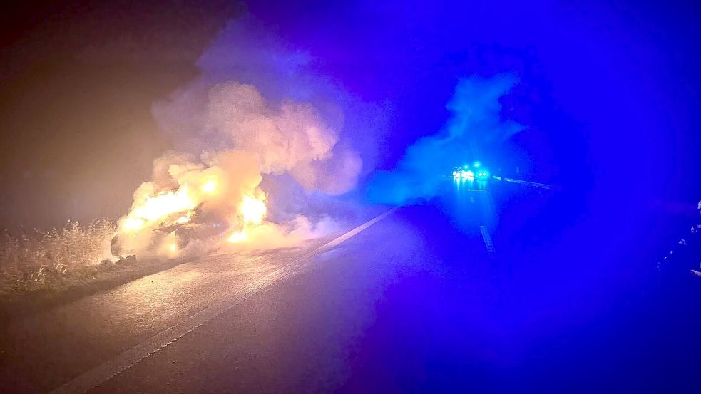 Zwischen Filsum und Leer-Ost auf der A 28 hat Donnerstagabend ein Auto gebrannt. Die Feuerwehr war im Einsatz. Foto: Feuerwehr