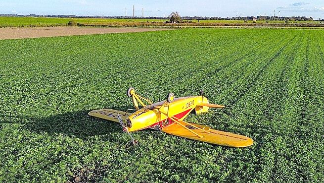 Ein Pilot ist am Freitagabend im Wangerland notgelandet. Das Kleinflugzeug kippte dabei aufs Dach. Foto: Polizei Wilhelmshaven/Friesland