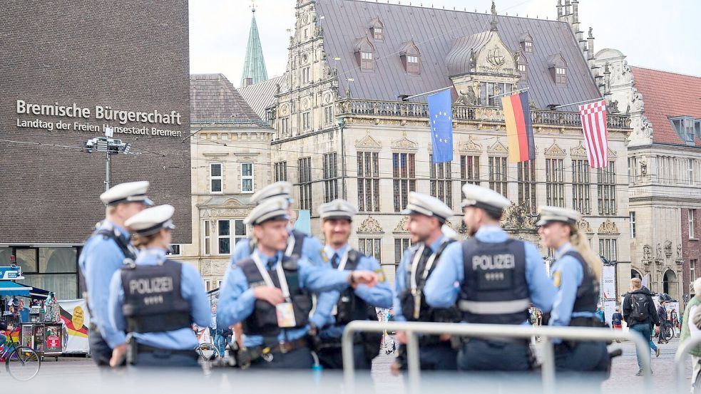 Rund um den Tag der Deutschen Einheit sind zahlreiche Polizisten und Polizistinnen in Bremen unterwegs.  Foto: Sina Schuldt/dpa