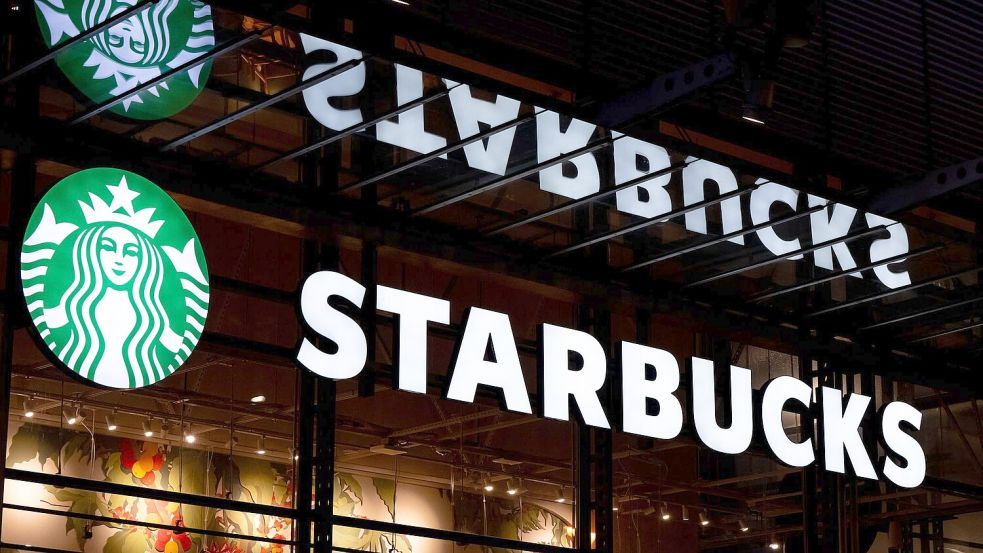 Die US-Kaffeekette Starbucks steht wegen neuer Filialen in der chinesischen Region Xinjiang in der Kritik. (Archivbild) Foto: Sven Hoppe/dpa