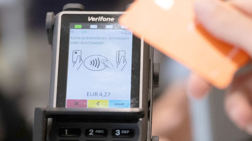 Viele Menschen nutzen zum Bezahlen an der Ladenkasse ihre Bankkarte oder ihr Smartphone. (Symbolbild) Foto: Leonie Asendorpf/dpa
