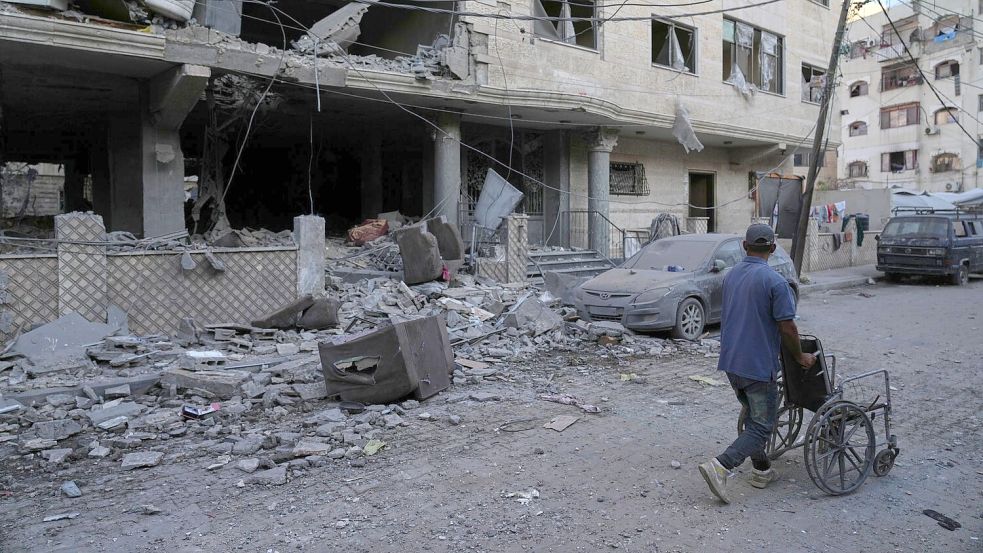 Bei einem israelischen Luftangriff auf einen Hamas-Führer wurden nach Angaben von Rettungskräften mindestens fünf Palästinenser getötet.  Foto: Jehad Alshrafi/AP/dpa