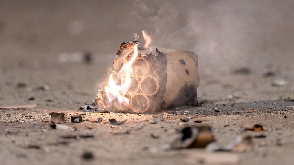 Eine abgebrannte Feuerwerksbatterie liegt auf dem Boden. Foto: Silas Stein/DPA