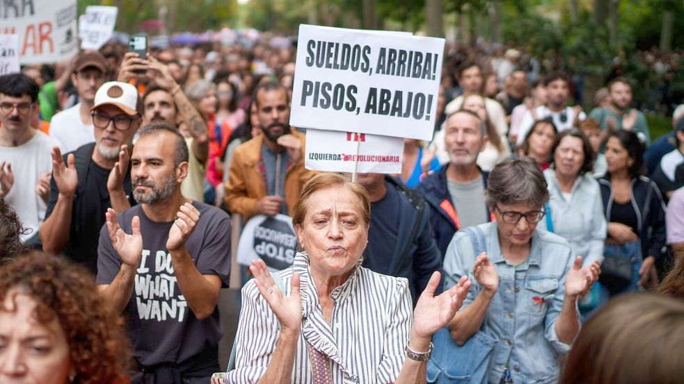 Tausende Menschen gehen nach dem Scheitern von Miet-Dekreten im Parlament auf die Straßen. Foto: Matias Chiofalo/EUROPA PRESS/dpa