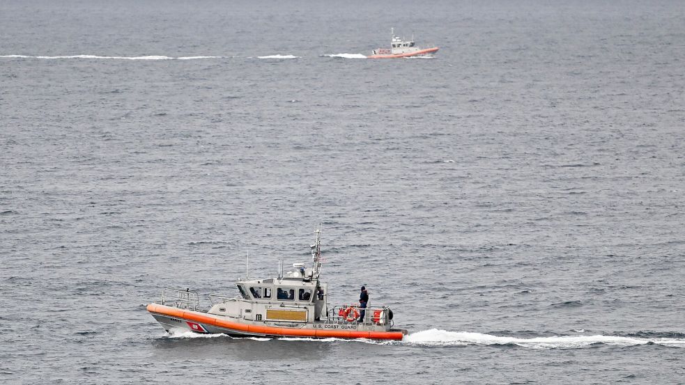 Die US-Küstenwache sucht nach einem verschwundenen Flugzeug. (Symbolbild) Foto: Denis Poroy/FR59680 AP/AP/dpa