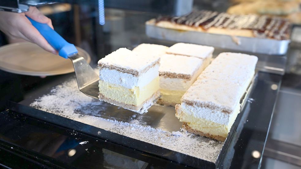 Die Vanillecreme-Schnitte ist auch ein beliebter Klassiker.  Foto: Felix Kästle/dpa