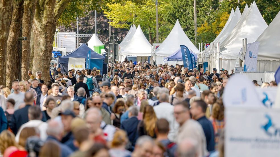 Hunderttausende Menschen haben den Tag der Deutschen Einheit in Bremen gefeiert.  Foto: Focke Strangmann/dpa