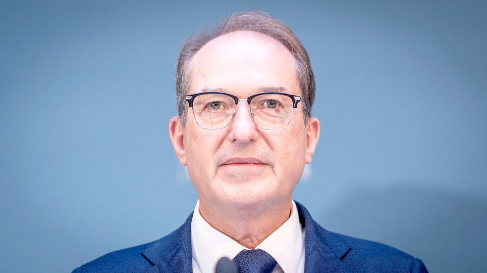 Nach Angaben von Bundesinnenminister Alexander Dobrindt (CSU) lag die Zahl der Asylerstanträge von Januar bis Juni 2026 rund 35 Prozent unter dem Vorjahresniveau. Foto: picture alliance / Chris Emil Janßen