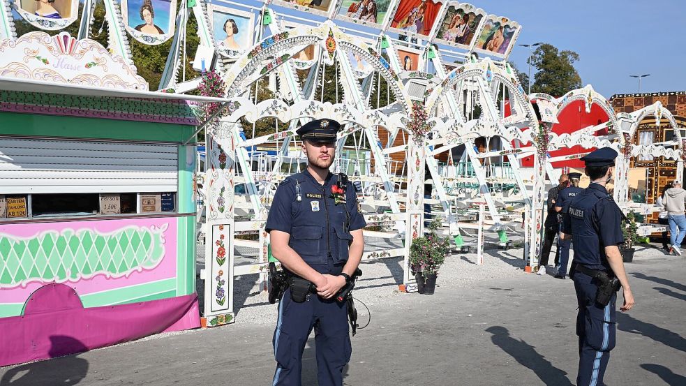Die Polizei sperrte die Schiffsschaukel ab.  Foto: Felix Hörhager/dpa