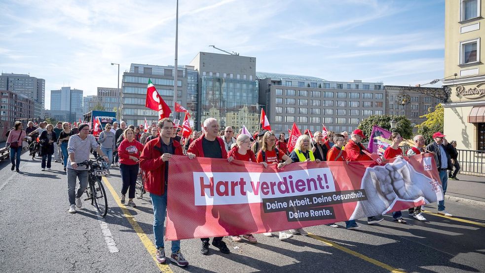 Im September demonstrierten Zehntausende auf DGB-Demos gegen Sozialabbau, nun warnen DGB und andere Verbände vor konkreten Kürzungsplänen. (Archivbild) Foto: Christophe Gateau/dpa