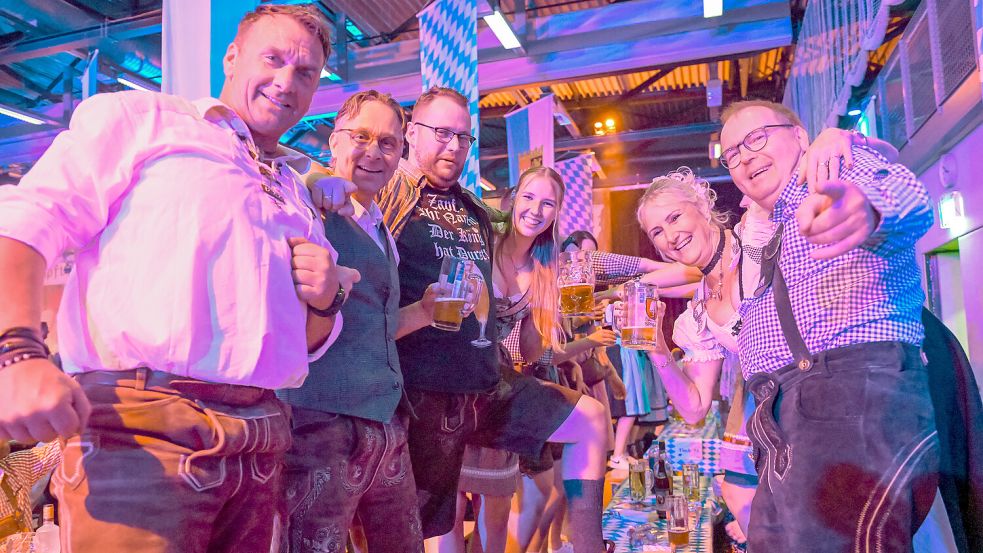 Zahlreiche Besucher feierten in der ausverkauften Sparkassen-Arena in Aurich eine fesche Oktobergaudi. Foto: Stephan Friedrichs