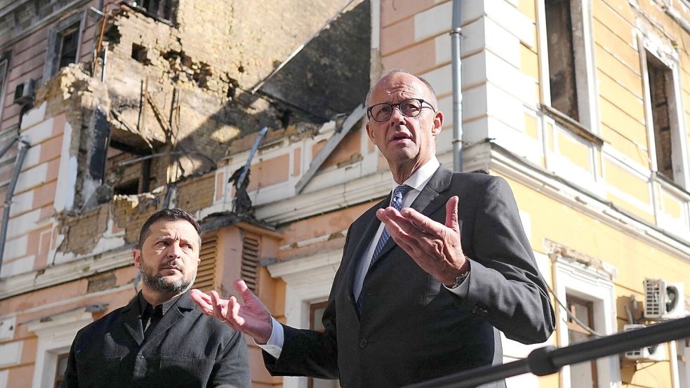 Noch nie war ein Kanzler-Besuch in Kiew so gefährlich - die Sirenen heulten auch, als Merz mit Selenskyj die Überreste des historischen Gebäudes der Akademie der Wissenschaften besichtigte.  Foto: Kay Nietfeld/dpa