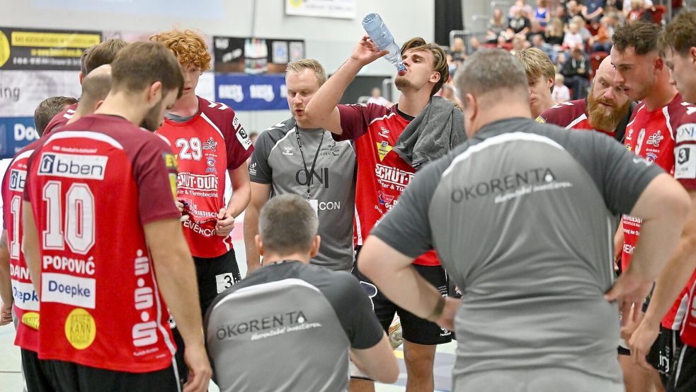Die OHV-Spieler waren enttäuscht nach der Derbyniederlage in Varel. Foto: Wilfried Gronewold