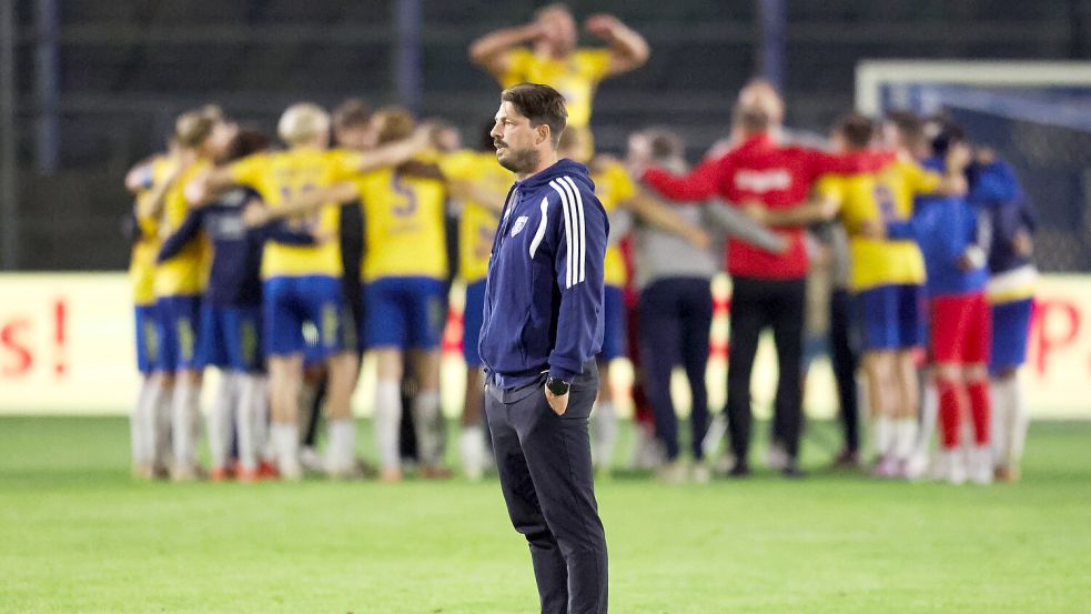 Große Freude bei Todesfelde und Ratlosigkeit bei Björn Lindemann und Co. herrschte nach dem Spiel. Foto: Jens Doden/ Emden