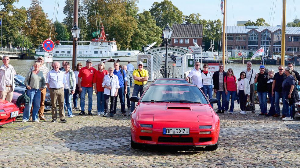 Die Liebe zu dem Modell Mazda RX-7 teilen die Mitglieder des Clubs, der bei seinem jährlichen Treffen unter anderem an der Waage in Leer Station machte. Foto: Hannah Lehmann
