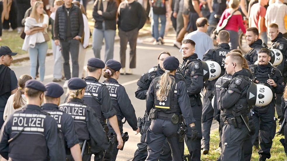 Zahlreiche Einsatzkräfte der Polizei sind in Bremen unterwegs.  Foto: Sina Schuldt/dpa