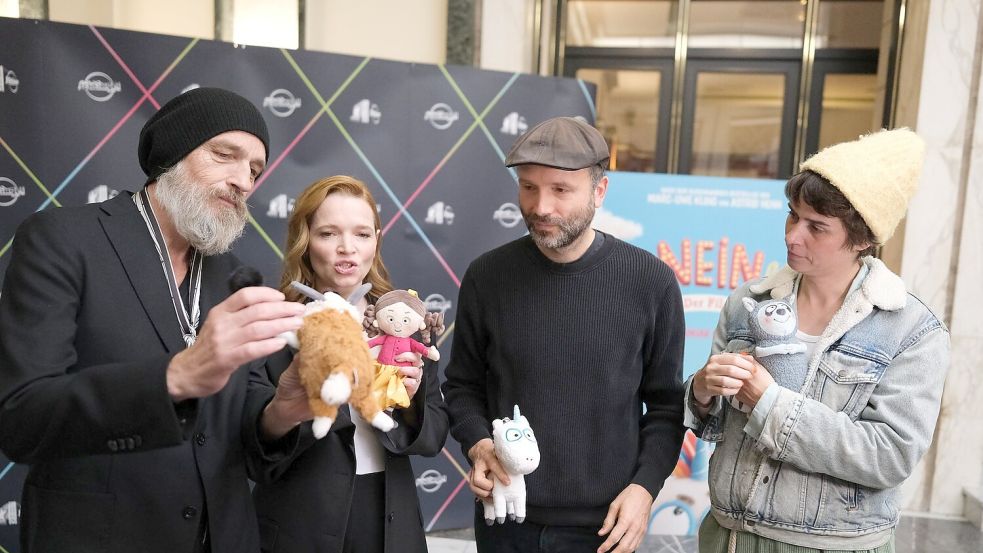 Der Cast des Films „Das NEINhorn“ war bei der Premiere dabei. Foto: Sebastian Willnow/ dpa/dpa