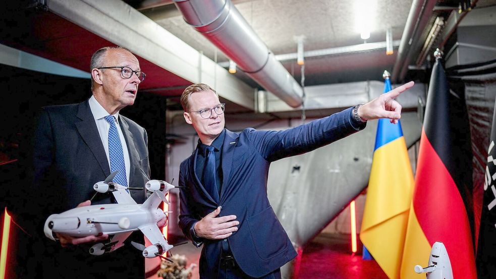 Der Kanzler sah sich auch eine Drohnen-Ausstellung an. Foto: Kay Nietfeld/dpa