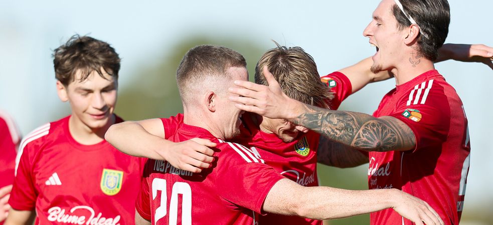 Nach dem 2:0 von Tobias Steffen (Zweiter von links) war der Jubel bei den Gastgebern groß. Fotos: Jens Doden