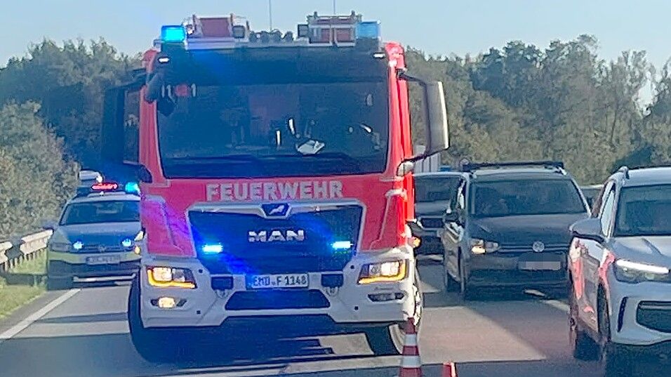 Zu einem Unfall ist es am Sonntag auf der A 31 bei Riepe. Foto: Feuerwehr Emden